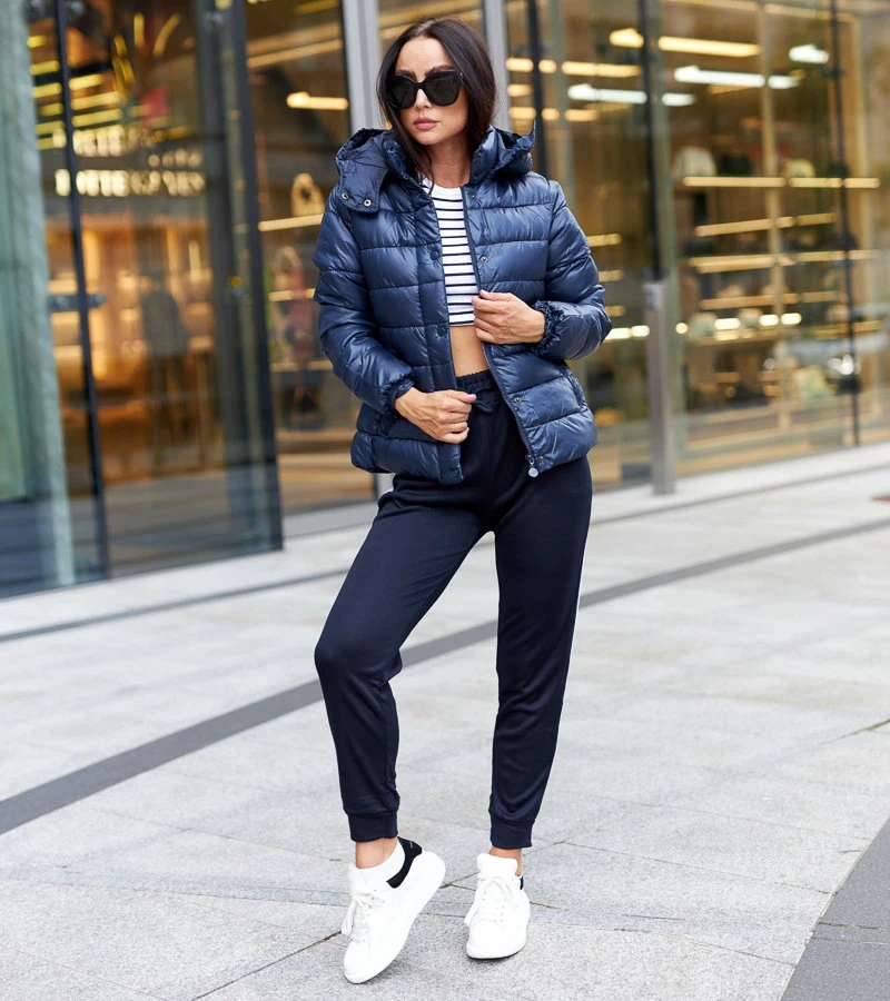 Bertas schimmernde marineblaue Jacke