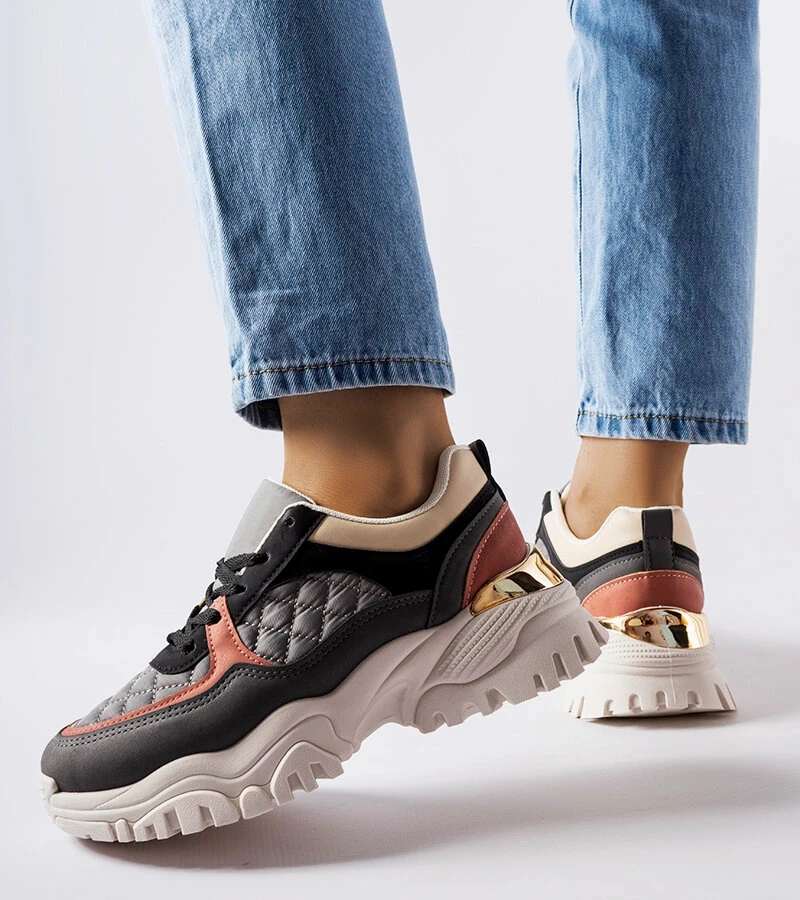 Graue Sneakers mit bunten Einsätzen von Esquibel