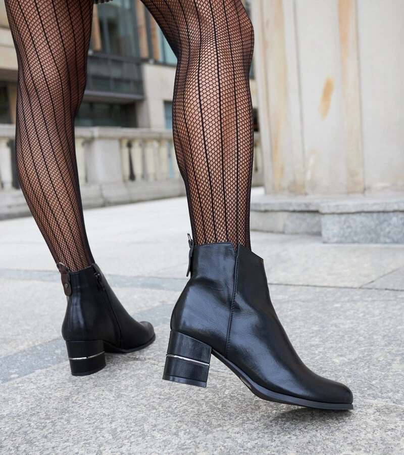 Schwarze Stiefeletten auf dekorativem Pfosten von Batista