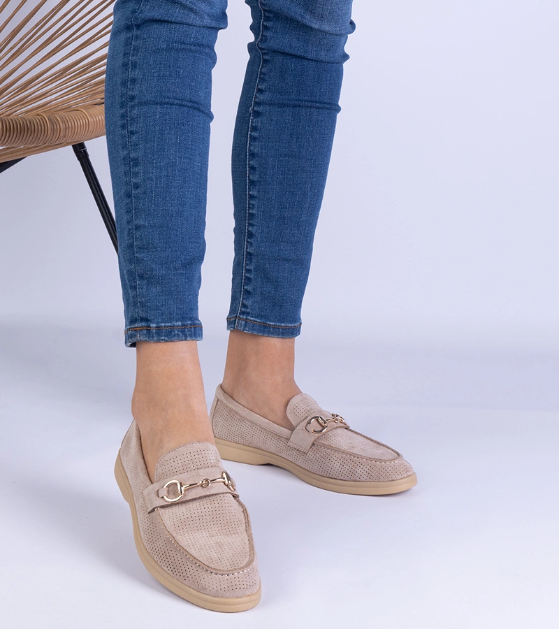 Braune Mokassins aus ökologischem Wildleder mit Durchbrüchen und goldener Verzierung Versatto