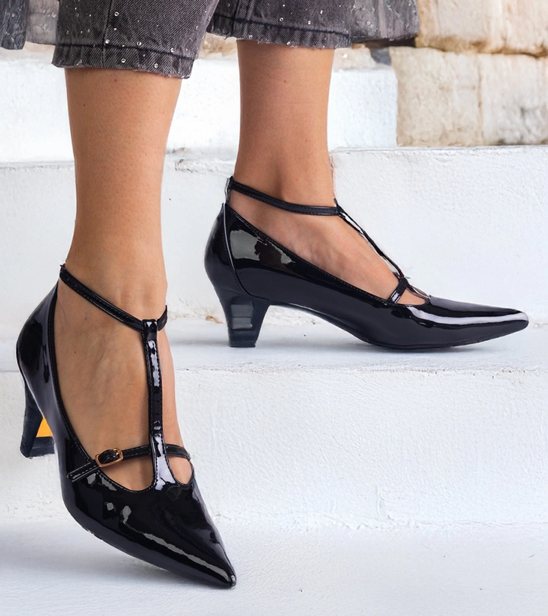 Schwarze Lackpumps mit niedrigem Absatz und Schnallen Imisa