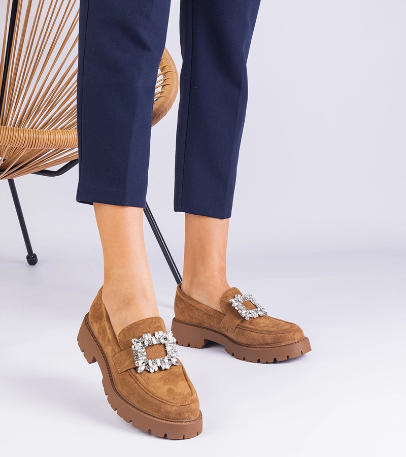 Braune Damenmokassins aus Öko-Wildleder mit eleganter Verzierung Peletino