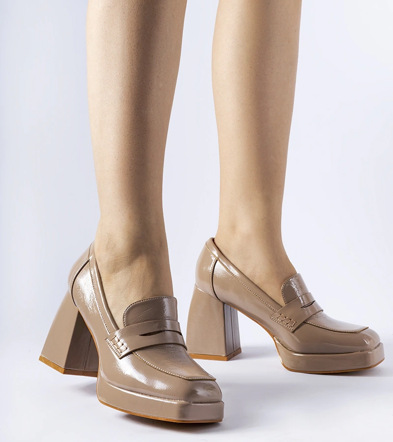 Beige lackierte Pumps auf Säule von West