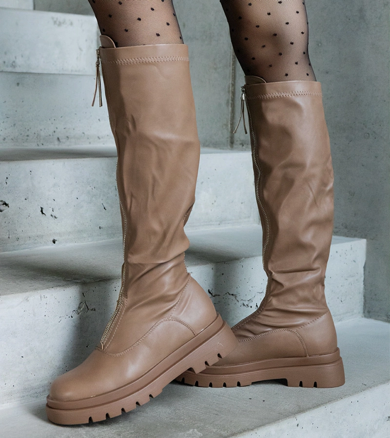 Braune Stiefel aus Kunstleder mit flachem Absatz verziert mit Reißverschluss Hala