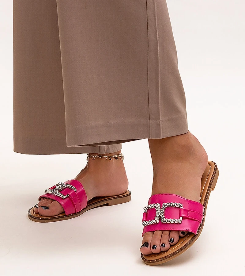 Dunkelrosa Flip-Flops mit dekorativer Schnalle von Rochael