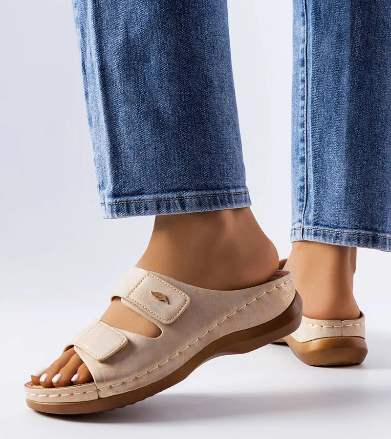 Beżowe klapki z łańcuchem Levy