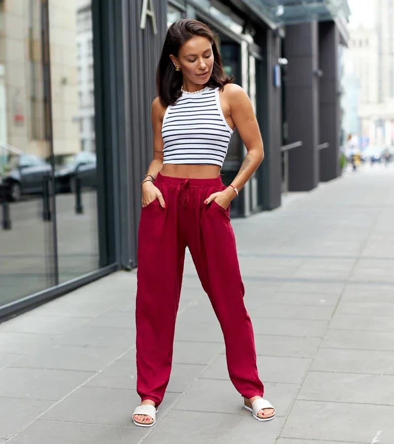 Weinrote Hosen mit lockerer Passform von Margno