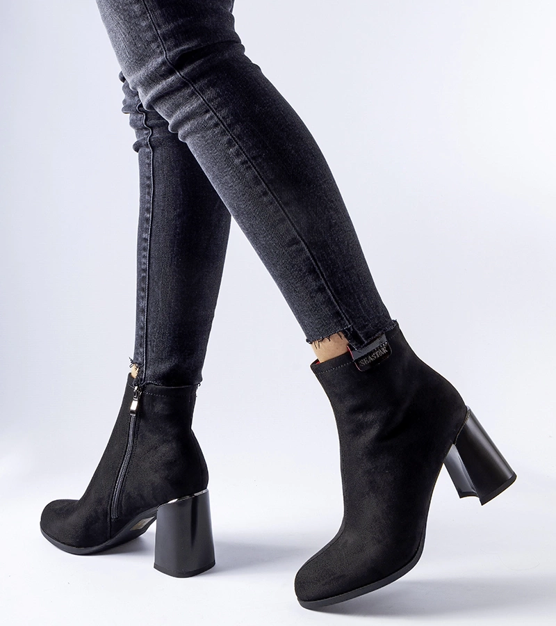 Elegante schwarze Stiefeletten auf dem Absatz von Serbadone