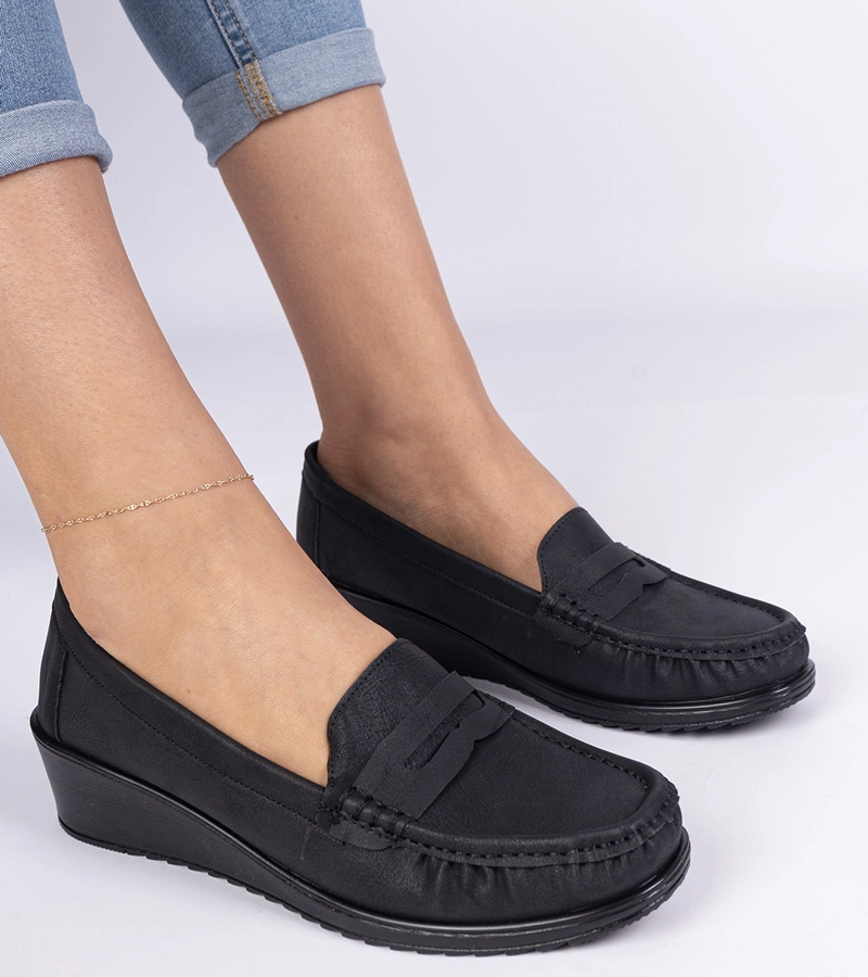 Schwarze Damenmokassins mit Keilabsatz Zorani