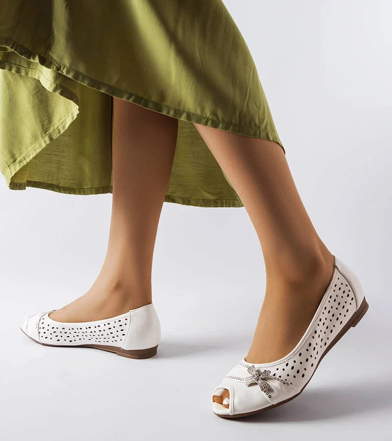 Lochmuster weiße Ballerinas mit Schleife von Simpsville