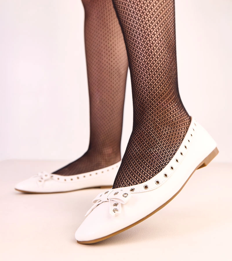 Weiße Ballerinas mit Zierösen und Schleife Baisa