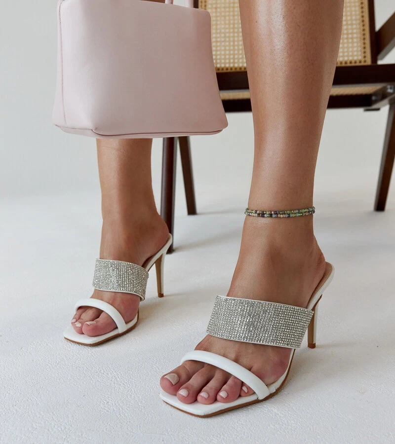 Weiße Stiletto-Sandalen verziert mit Zirkonia von Adiam