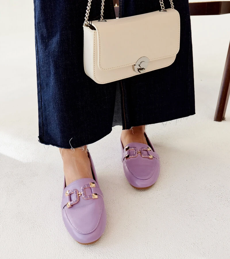 Lila Mokassins mit Schnalle von Comerio