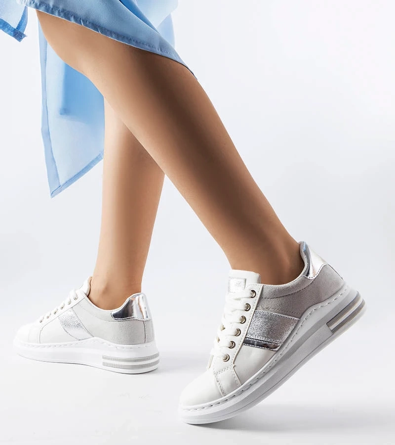 Weiße Sneakers mit grauen Einsätzen von Deans