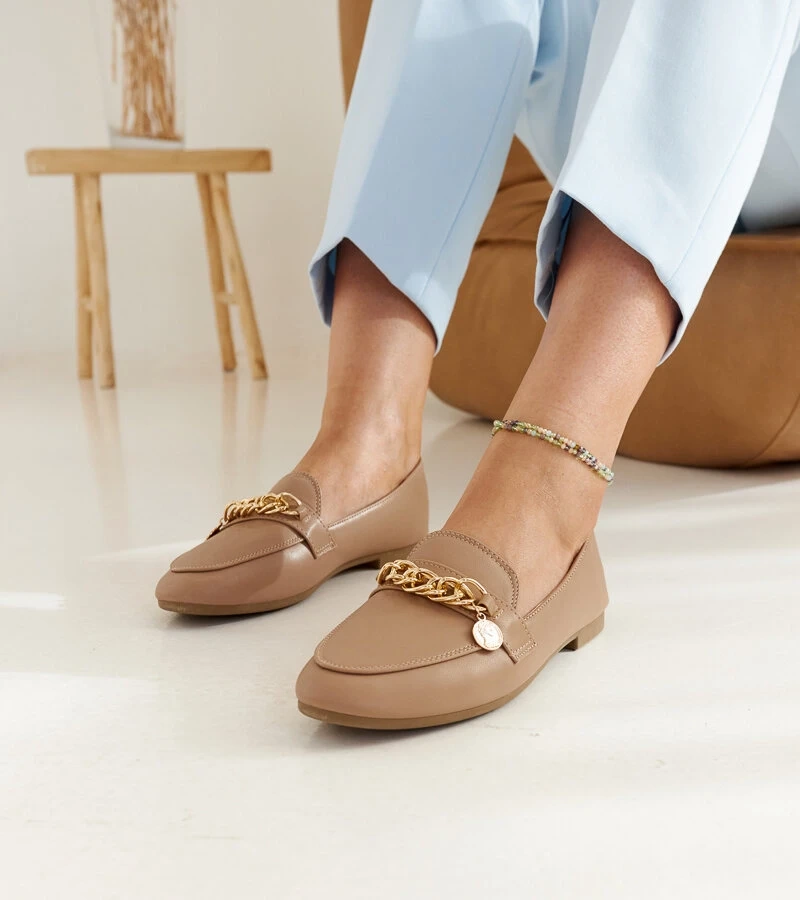 Beige Mokassins mit Scaletta-Kette