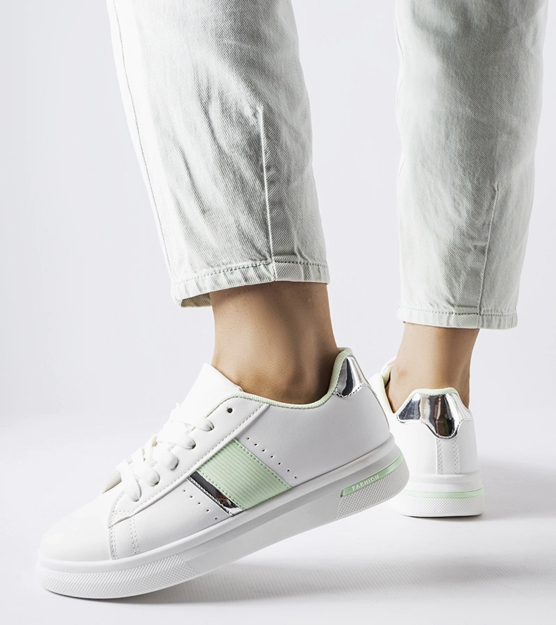 Weiße Sportschuhe mit Minz-Extras von Marei
