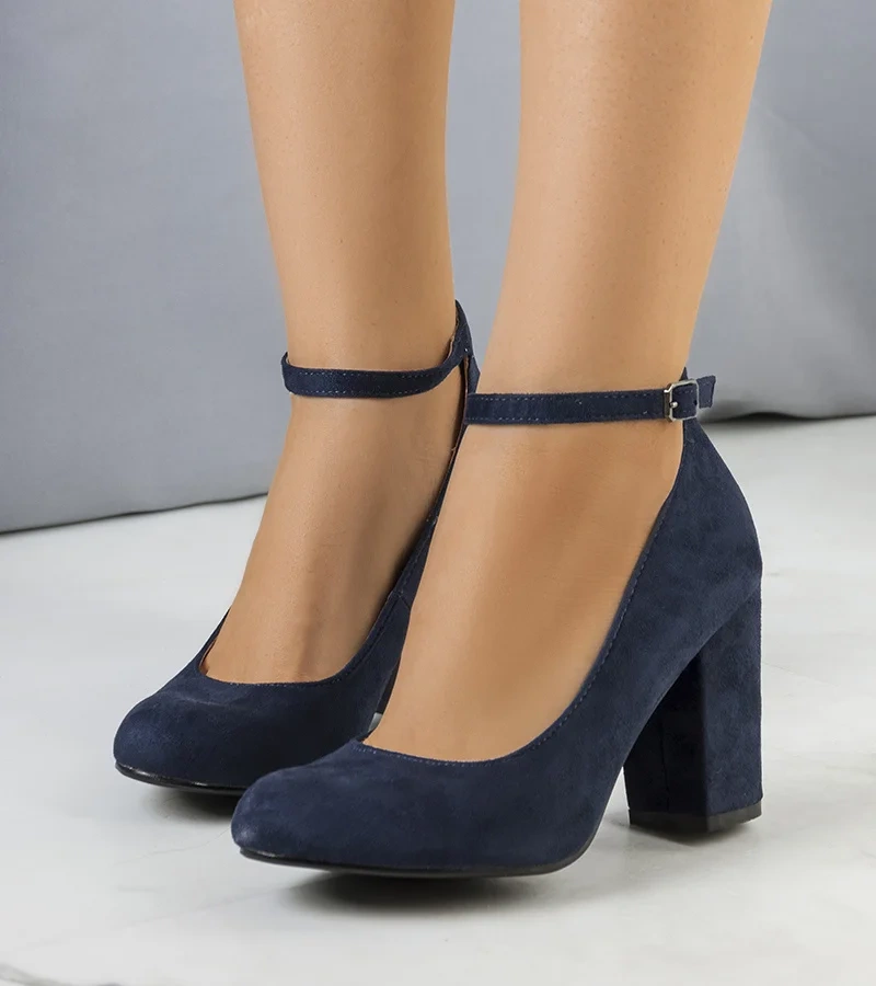 Marineblaue Norrie Pumps mit Riemen