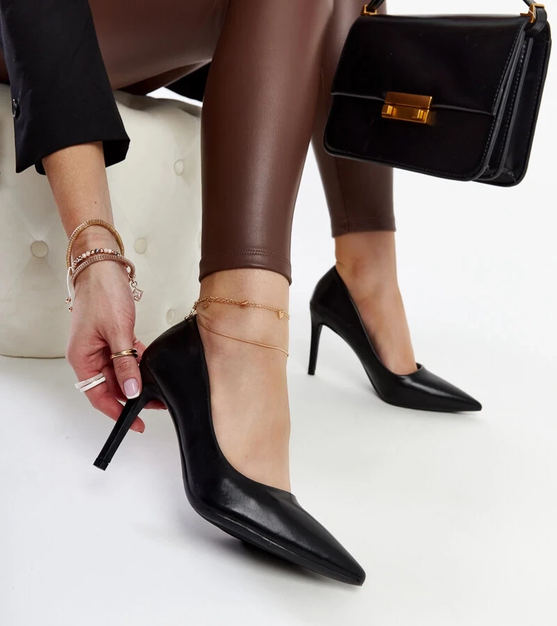 Klassische schwarze Yassira Stilettos