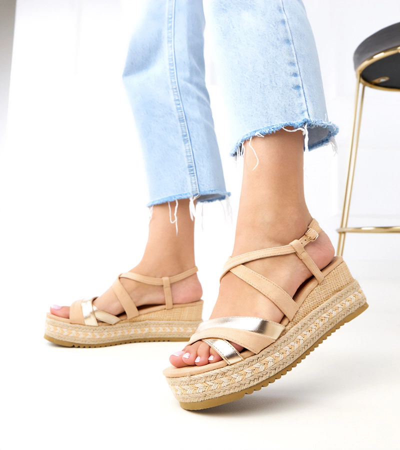 Beige Sandalen mit Keilabsatz und goldenem Riemen Elitar