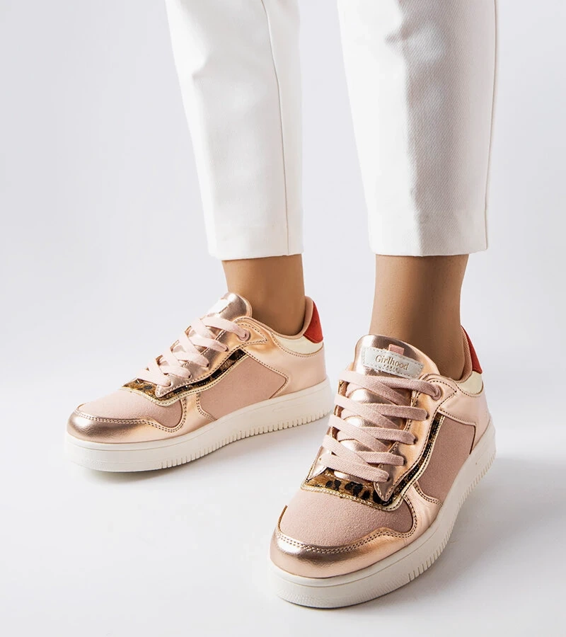 Puderfarbene Sneakers mit goldenem Einsatz von Perrault