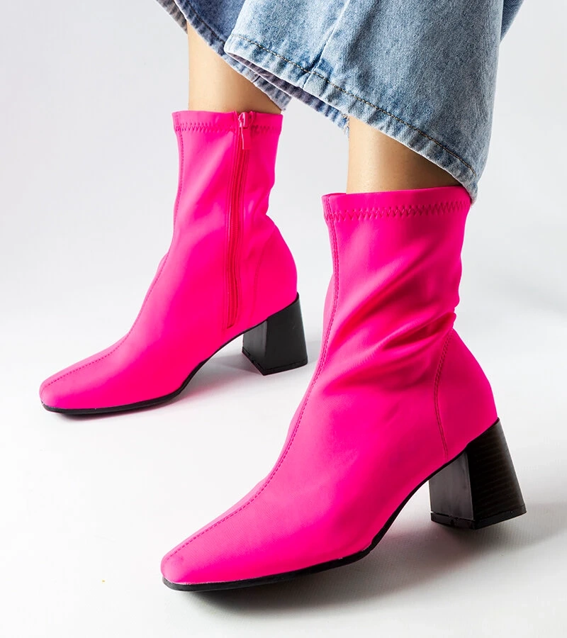 Rosa Satin-Stiefeletten auf Pfosten von Laforgen