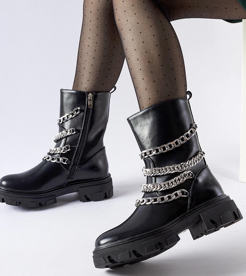 Schwarze Stiefeletten mit dekorativen Ketten von Bacco