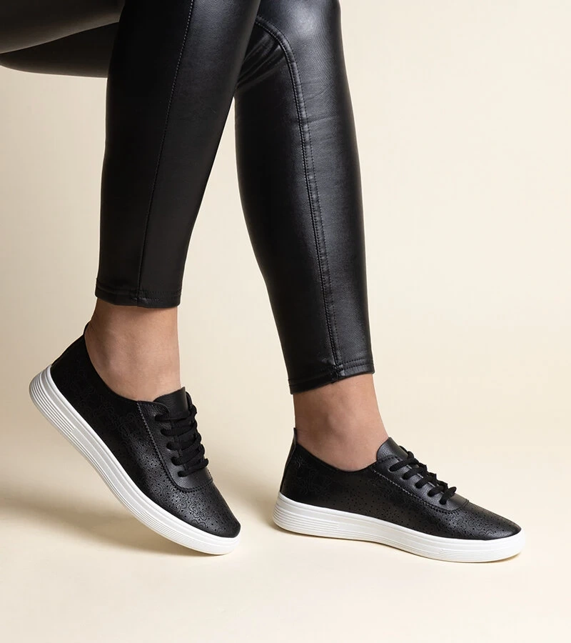 Schwarze Tennisschuhe aus Kunstleder Whitley