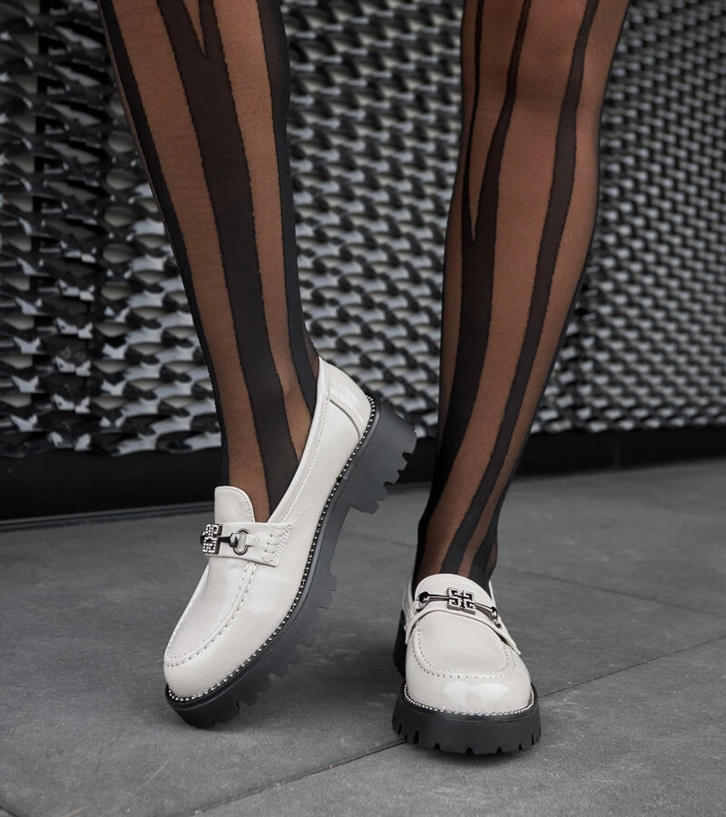 Graue lackierte Mokassins mit Zirkonen von Casine