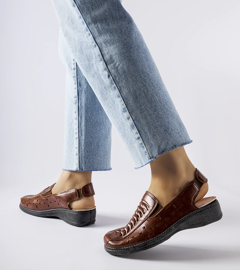 Braune durchbrochene Glafi-Sandalen