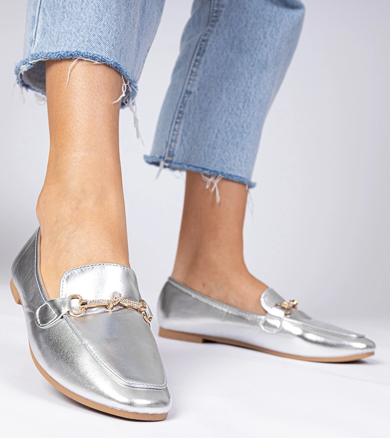 Silberne elegante Mokassins mit goldener Verzierung und Strasssteinen Kalisa