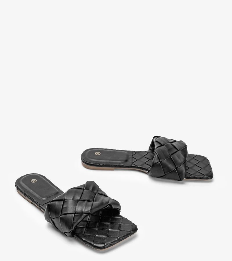 Schwarze geflochtene Chimmie-Sandalen