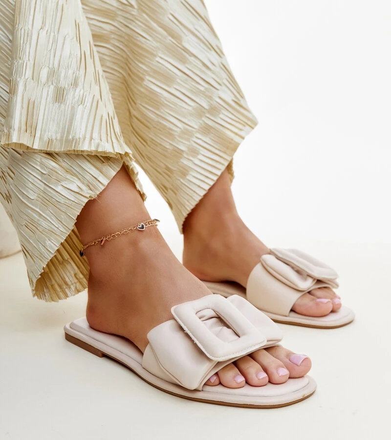 Beige Pantoffeln mit Ganema-Schnalle