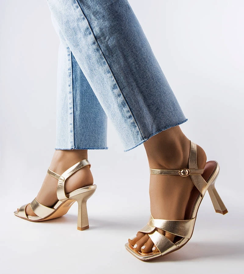 Goldene Stilettos mit Riemen von Karolina