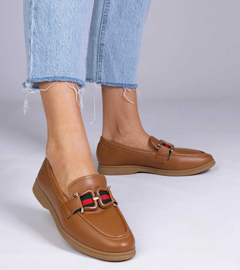 Braune Mokassins aus Kunstleder mit Kalenda-Verzierung