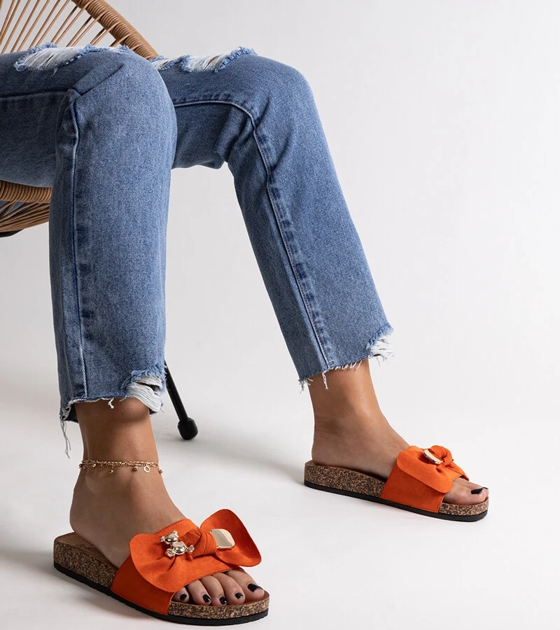 Orangefarbene Klappen mit einer Schleife und einem Segan-Bären