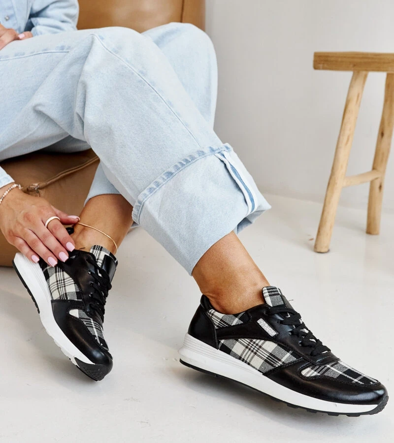 Schwarz karierte Sneakers von Afifah