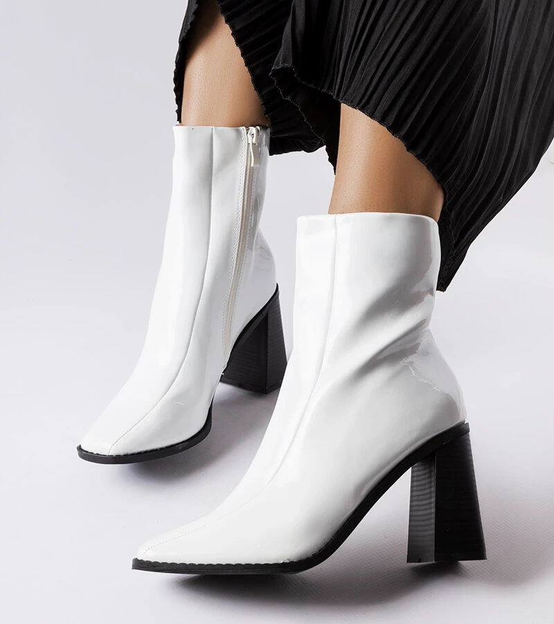 Weiße lackierte Stiefeletten auf dem Absatz Jelica