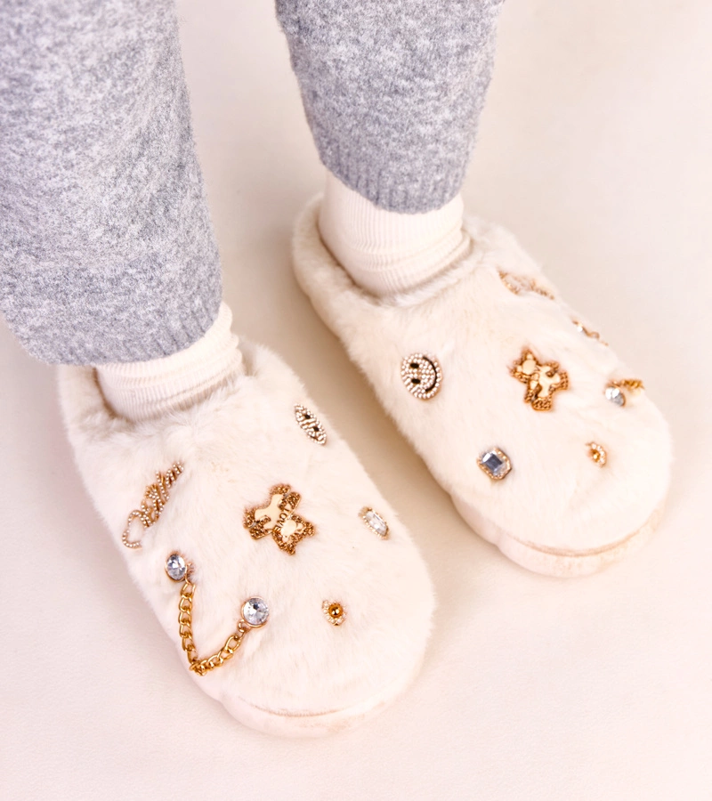 Weiße Hausschuhe mit Verdugo-Verzierungen