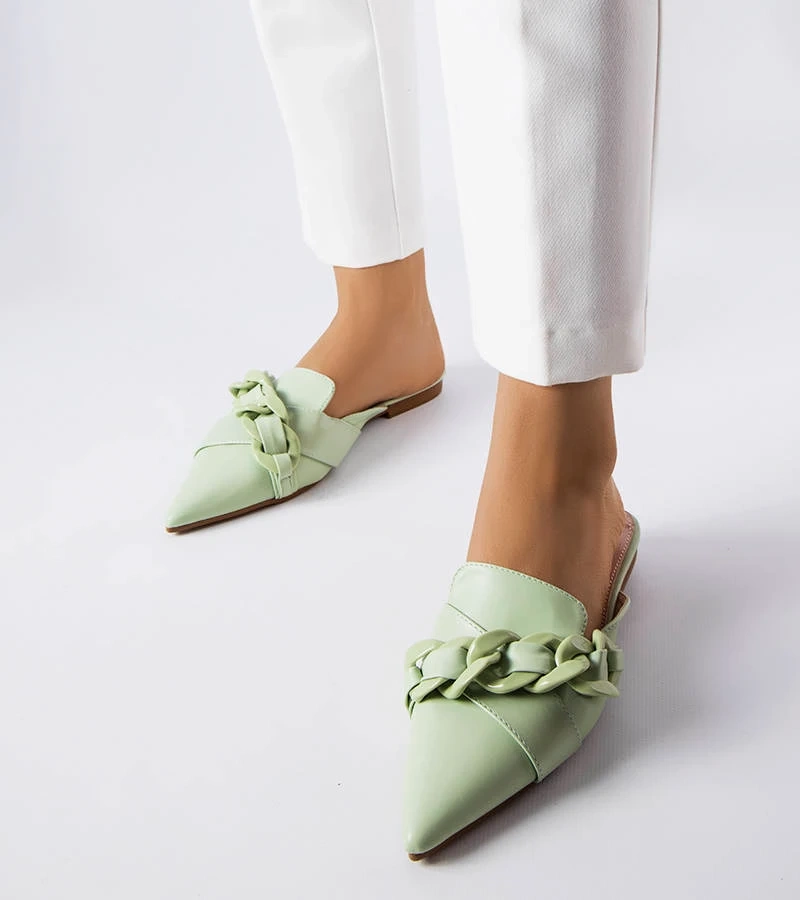 Elegante grüne Pantoletten mit Kette von Patenaude