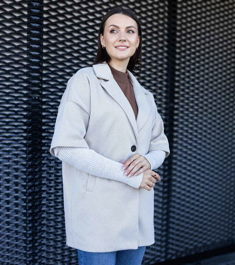 Beige Mantel mit Strickärmeln von Sameh.