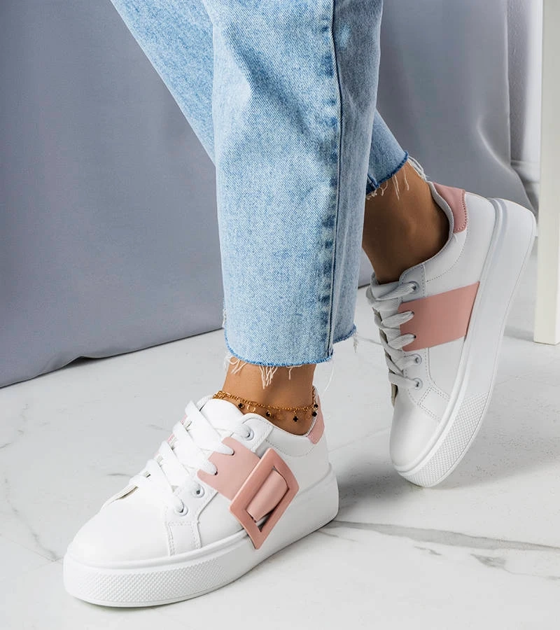 Weiße Sneakers, verziert mit einer rosa Schnalle von Toni