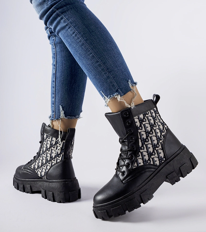 Schwarze Stiefeletten mit dekorativen Schriftzügen Madelene