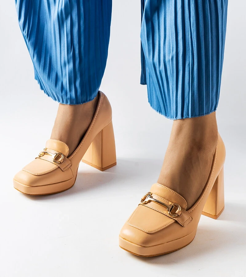 Beige Pumps auf geometrischem Absatz von Blaiss