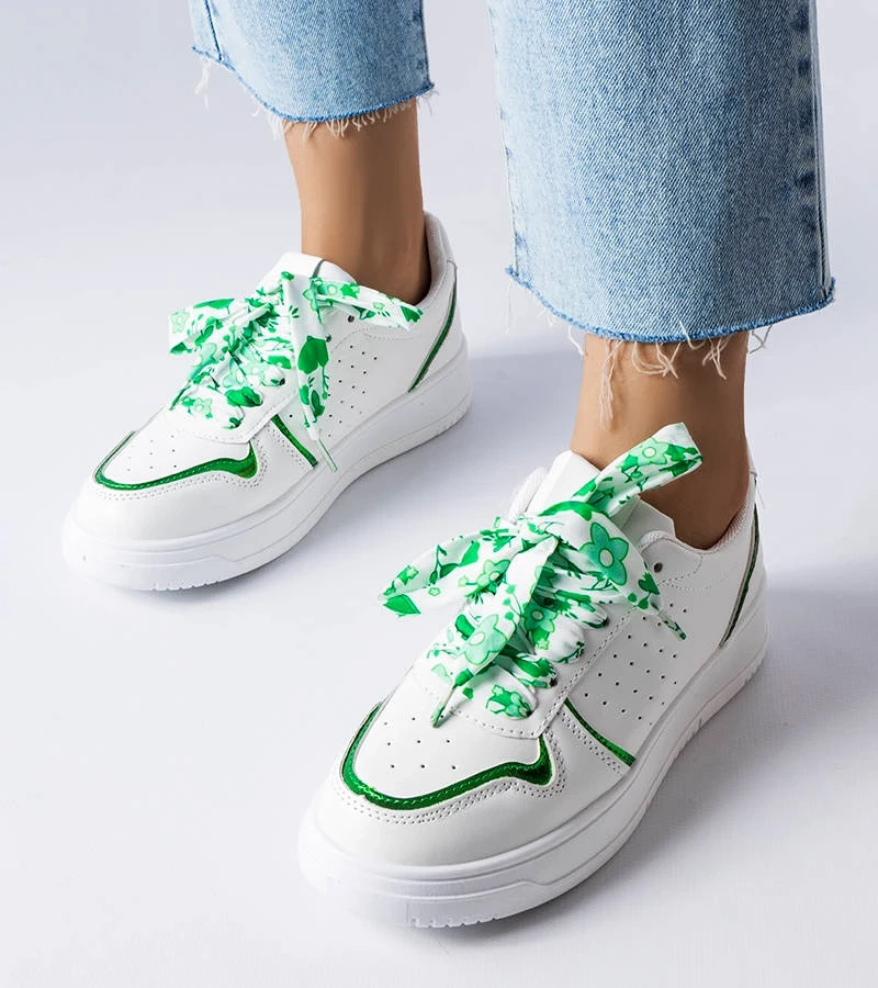 Weiße Pryor-Sneakers, die mit einem Band gebunden sind