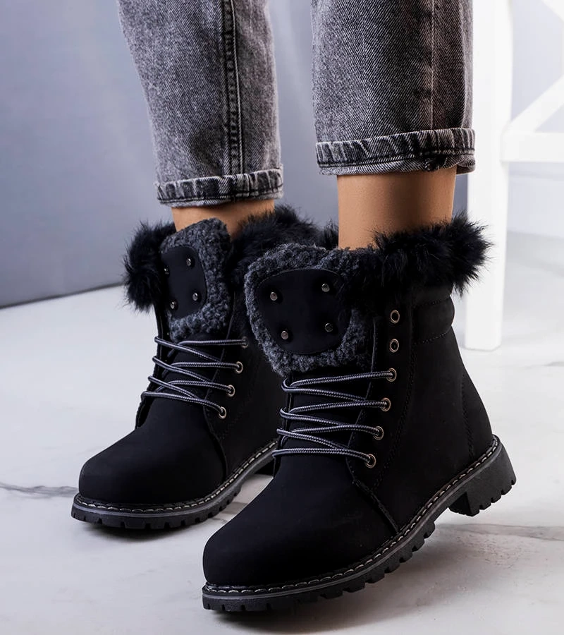 Schwarze gefütterte Stiefeletten mit Fell von Rosmina