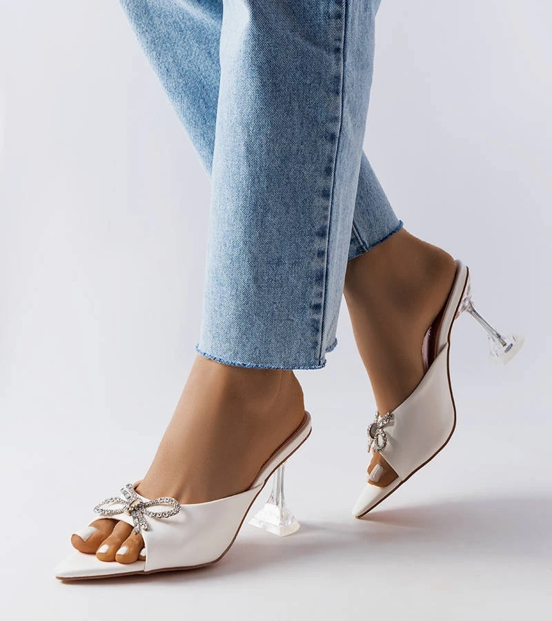 Weiße Absatz-Sandalen mit Zirkonia von Cadenilla