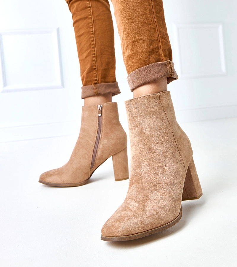 Beige gefütterte Stiefeletten auf Torricelli-Absatz