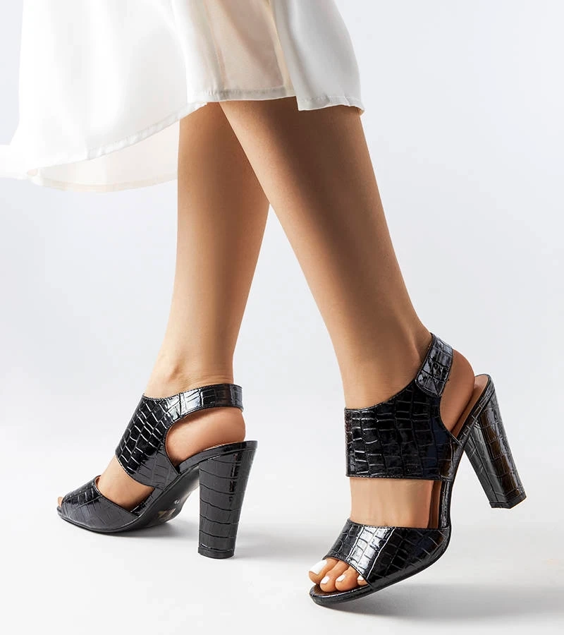 Schwarze lackierte Hesasne-Stilettosandalen