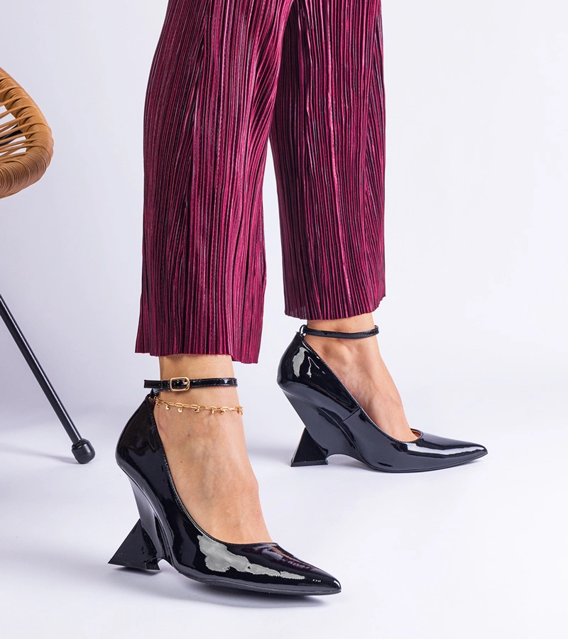 Schwarze Lackkeilpumps Florianda