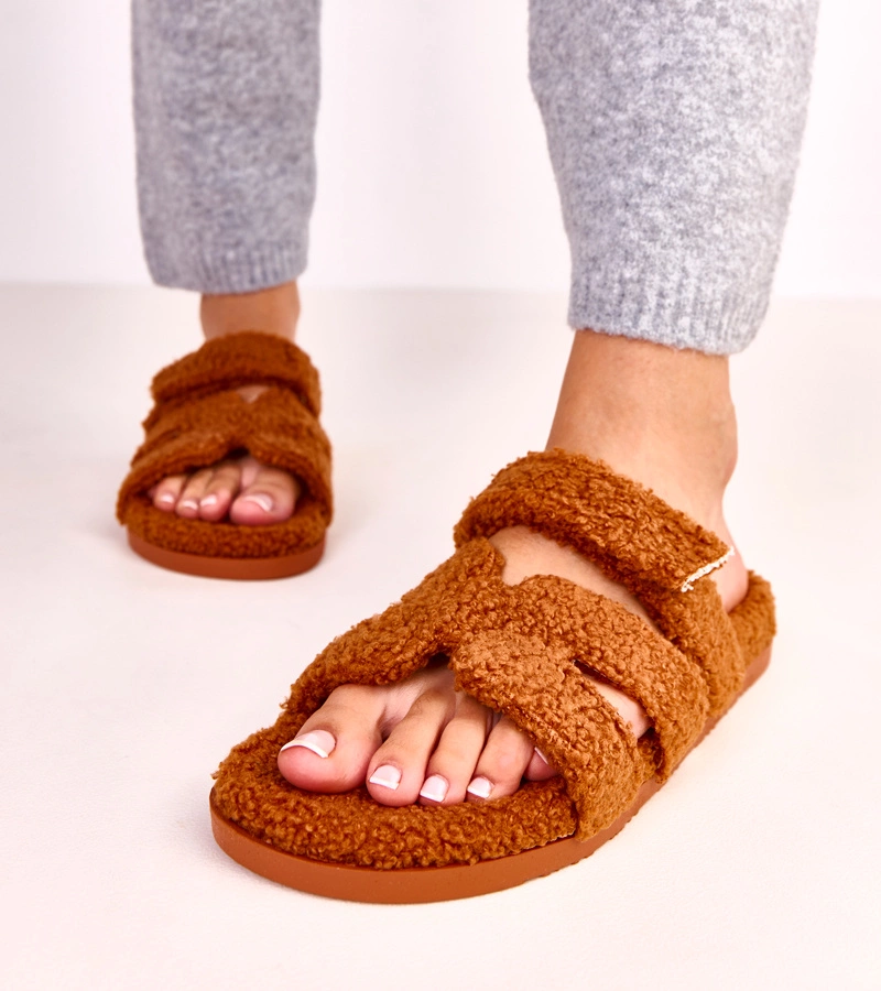 Braune Fellpantoffeln mit offenem Zehenbereich Greigan